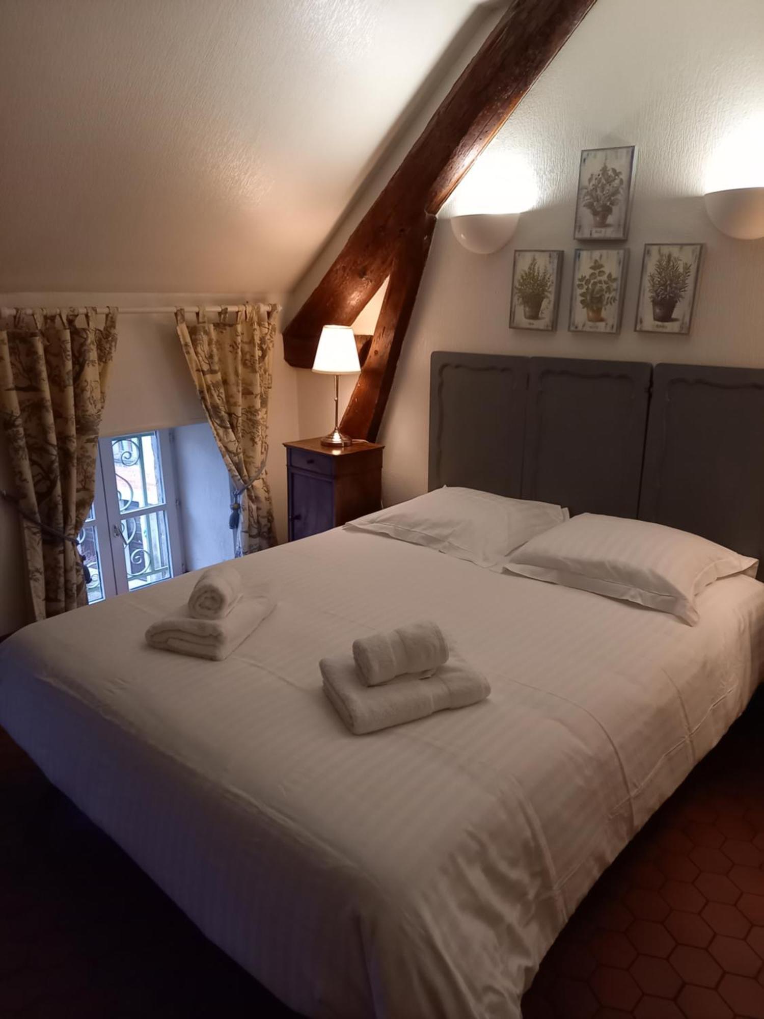 Hotel de la Halle Nolay  Esterno foto
